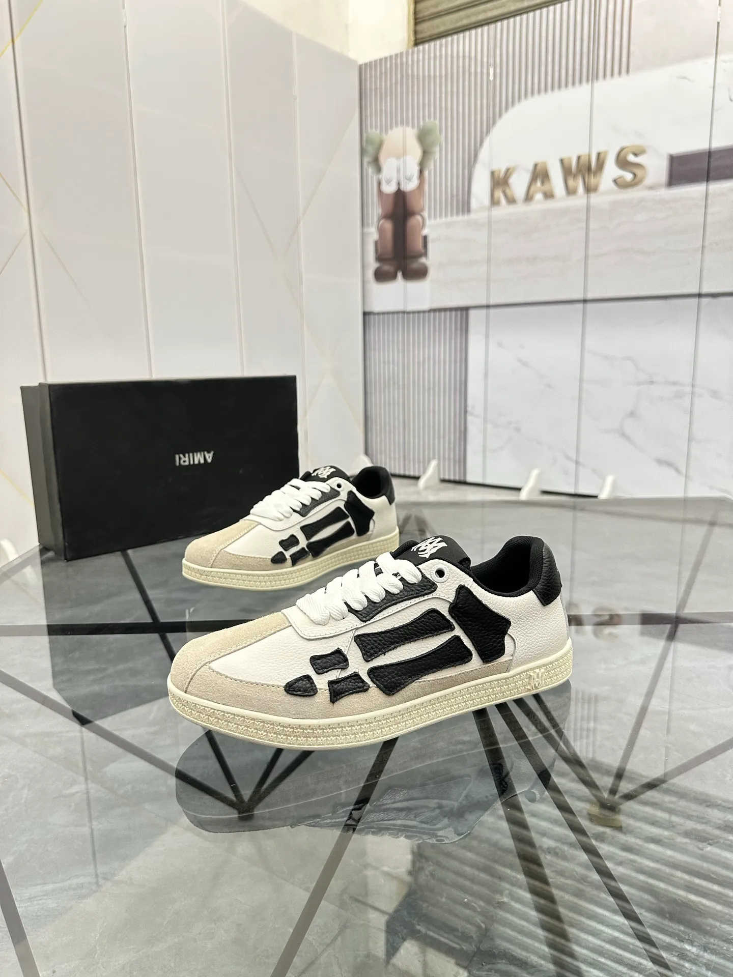 Men's shoes: 💰P420¥ Product trademark: AMIRI* "Amir*" low-top casual shoes Regular size: 38-45 (can be customized to 46) Product material: imported nubuck leather upper, breathable lining, original outsole. Number: 001
